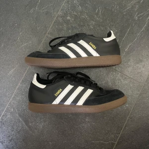 Adidas Samba svartvita sneakers - Klassiska Adidas Samba sneakers som tyvärr är lite för små i storleken för mig, därav säljer jag dem. Hittar inte original lådan men skickar det i en annan Adidas låda🫶🏼