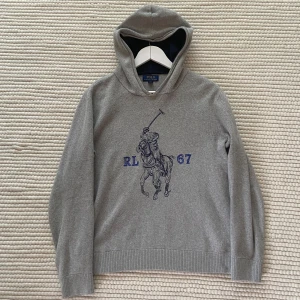 Ralph lauren stickad hoodie - Säljer nu denna asfeta stickade hoodie från Ralph lauren! Storlek XL barn - sitter som S/M. Skick 9/10, inga defekter. Nypris 2899kr, mitt pris endast 999kr. Hör av er vid funderingar!