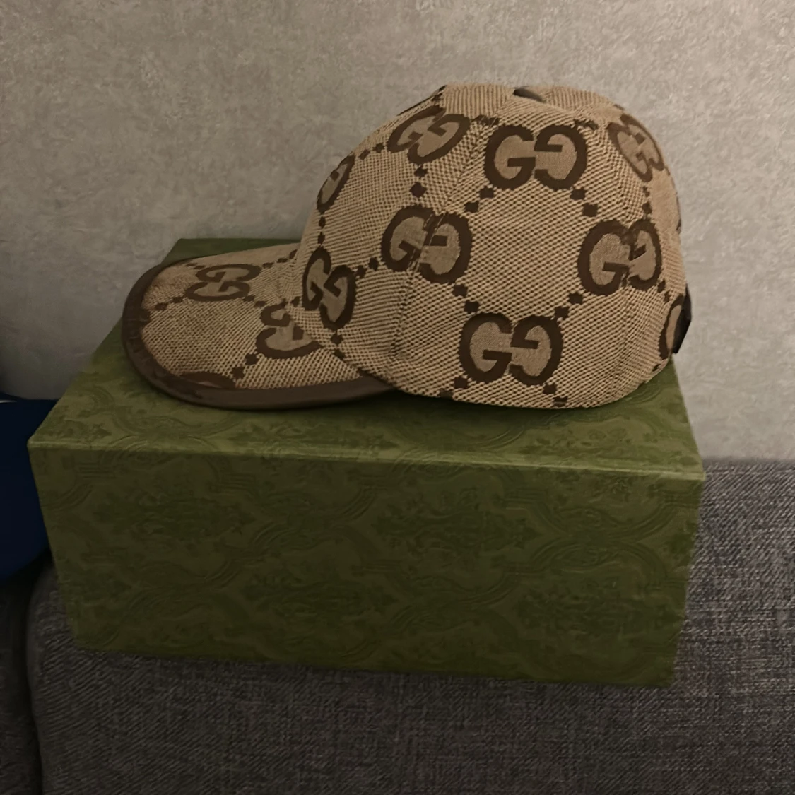 Beige keps från Gucci med GG-mönster - 2