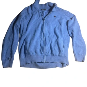 Zip tröja från jacey quinn - Jacey quinn kofta med drag kedja säljes i bra skick. Storlek XL men sitter mer som L