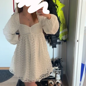 Vit blommig klänning med puffärmar - vit klänning från na-kd, helt ny med prislapp kvar, perfekt till studenten