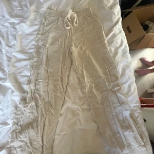 Beige linnebyxor med snörning - Linnebyxor 