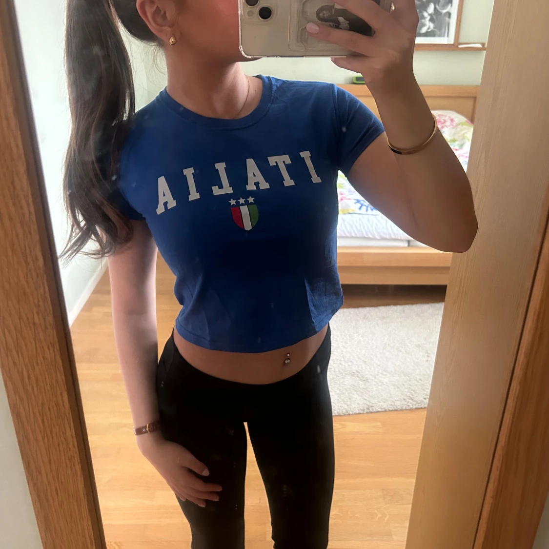 Blå croppad t-shirt med 'ITALIA'-tryck