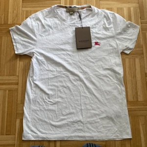 Burberry t shirt - Säljer en fin burberry t shirt knappt använd. Strlk S och sitter riktigt skönt. Perfekt till sommaren!