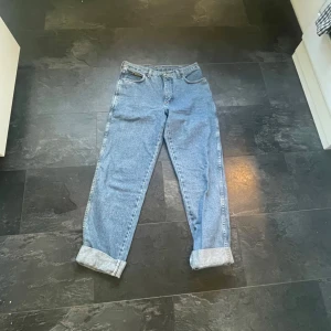 Blå jeansbyxor från Wrangler - Säljer ett par klassiska blå jeans från Wrangler med raka ben då dom inte används och har bara haft dom en gång 