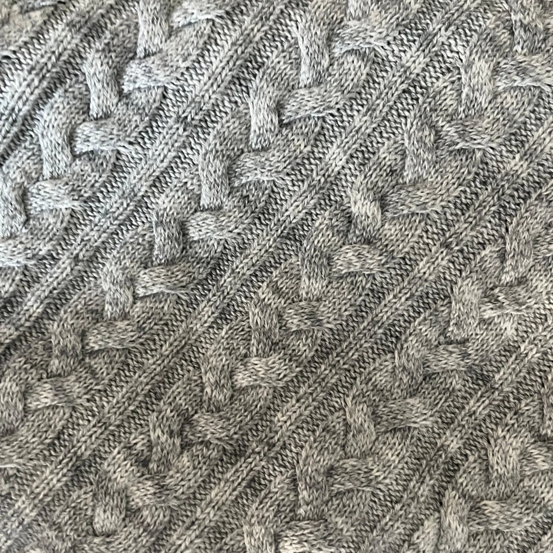 Grå kabelstickad tröja från H&M