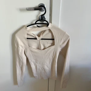 Beige långärmad topp med cut-out från Zara - Trendig beige långärmad topp från Zara.