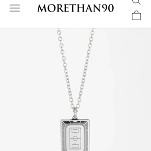 Halsband från MoreThan90 - Nypris 515:- Snyggt halsband i silverfärg från MoreThan90 med ett rektangulärt hänge som föreställer en fotbollsplan. Perfekt accessoar för fotbollsälskare som vill visa sin passion för sporten. 