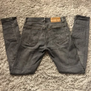 Tiger Of Sweden Slim fit jeans - Säljer dessa riktigt snygga Tiger of Sweden jeansen i modellen Evolve där passformen är slim fit. De är i storlek 28/32 och i bra skick. Bara att skriva över frågor och funderingar, pris kan diskuteras.
