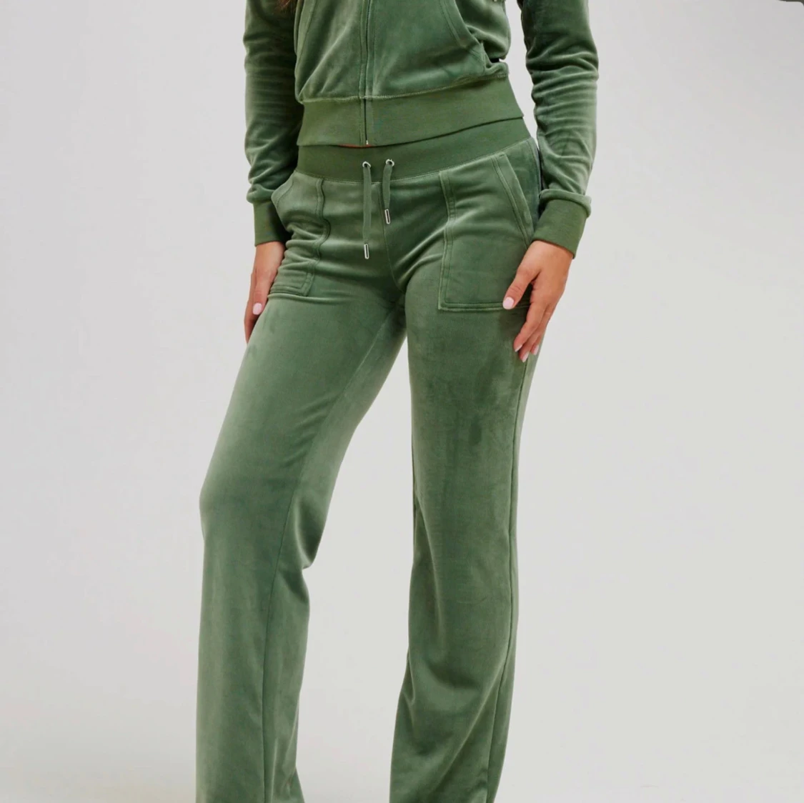 Gröna mjukisbyxor och flis tröja i velour