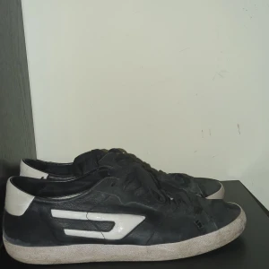 Svarta sneakers från Diesel 44 - Diseal skor fint skick. Sltina innuti men inget som påverkar funktionen storlek 44. Bara att höra av er om ni funderar över något.
