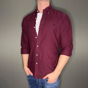 Ralph lauren skjorta - Hej säljer nu min fina Ralph lauren skjorta i storlek M. Den är i bra skick och kommer vara otroligt snygg nu i vår och framåt sommaren. Nypris cirka 1600kr! Vi kommer att sälja liknande produkter nu i vår och närmare sommar så glöm inte följa profilen!🌊🍾