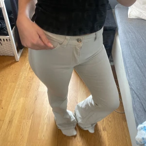 Slengbukse - Slengbukse i beige denim fra Hm! 