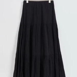 Svart långkjol från Gina Tricot - Säljer min fina svarta långkjol från Gina Tricot. Säljer pga den är för kort, men jättebra skick!