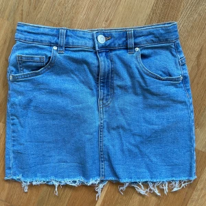 Blå jeanskjol från Mango - Snygg blå jeanskjol från Mango. Storlek 152💗