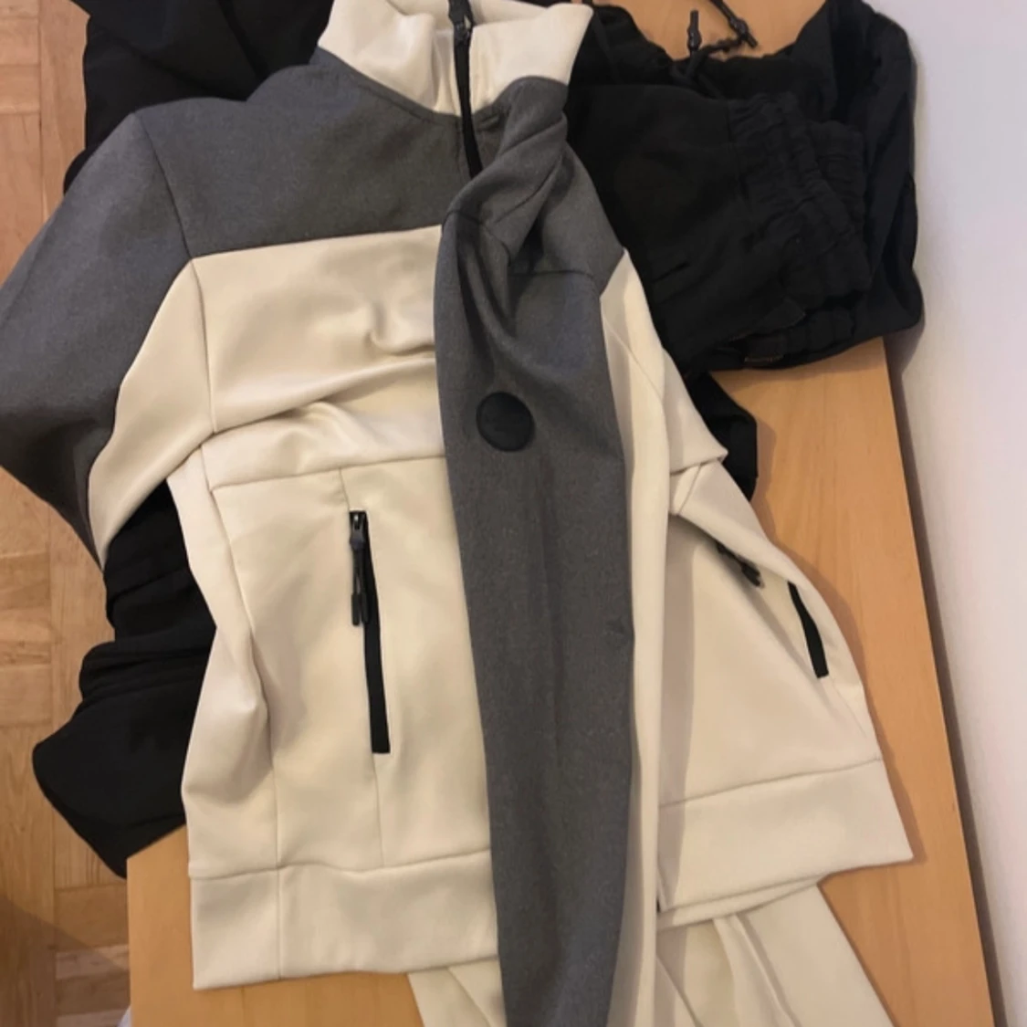 Grå och beige dress med dragkedja