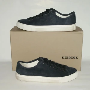 Diemme skor - Snygga svarta sneakers från Diemme i mocka med vit sula. Skorna har snörning och en rund tå, vilket ger en klassisk och stilren look. Perfekta för en avslappnad stil.