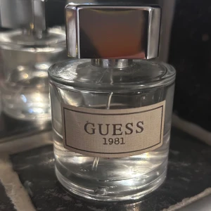 Guess 1981 parfym - *huvudnot -Ambrette (myskmalva), Violett *hjärtnot -Jasmin, Päron, Sandelträd *Basnot	-Mysk, Cederträ, Bärnsten *Doftkategori-	blommig, träig. 50ml från början lite mindre än helften kvar 💖