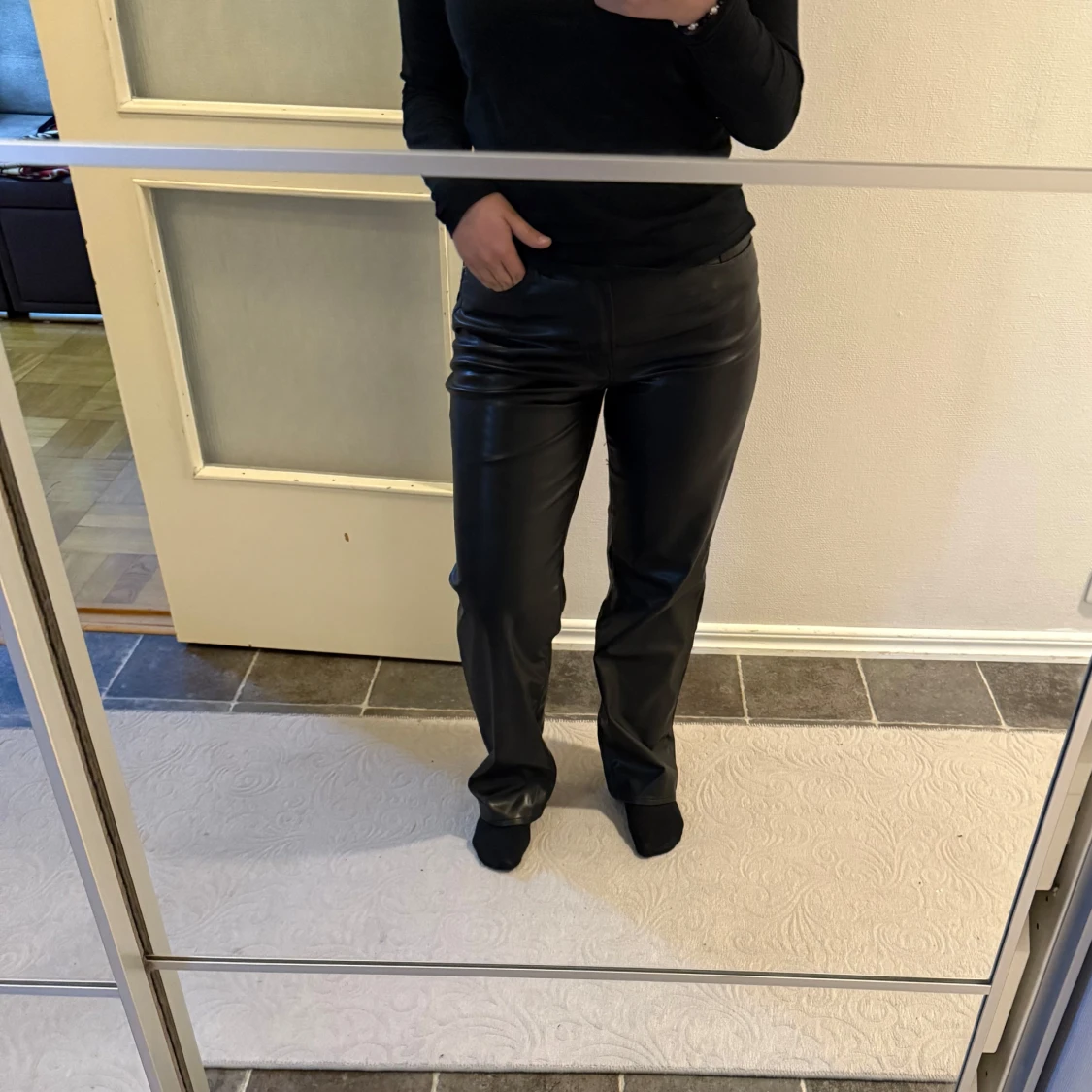 Svarta byxor i skinnimitation från H&M 