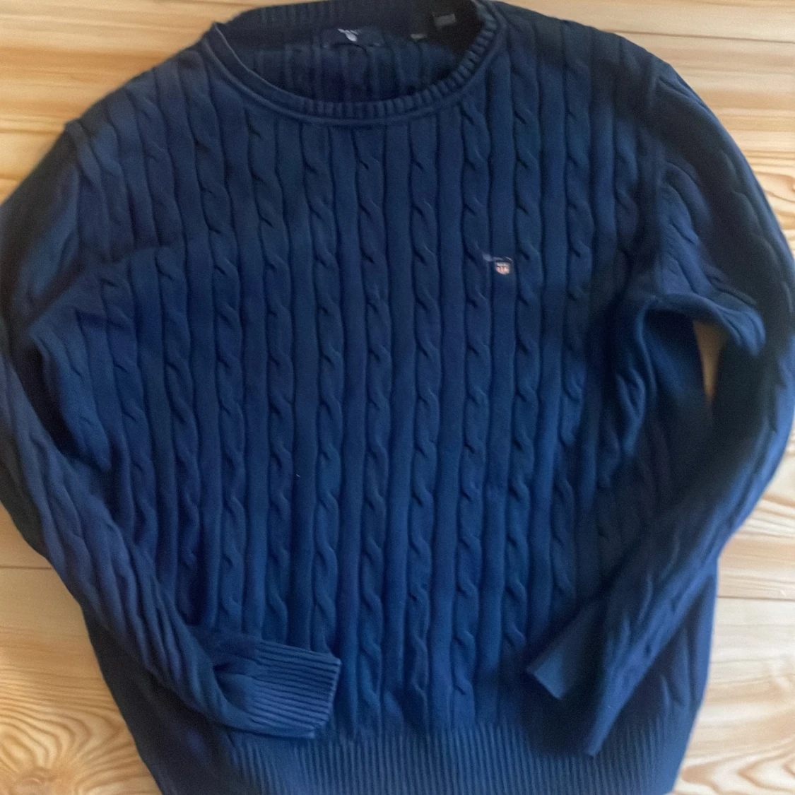 Mörkblå kabelstickad tröja från Gant - 2