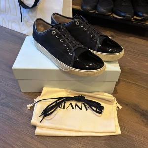 Lanvin Sneakers  - Navy Lanvins i bra skick, lite slitna i hälen och undersidan av sulan. UK 11 passar 45, og box, dustbags och extra snören. Nypris 5700 mitt pris 2200 men tar emot rimliga bud! Över 250 deals gjorda med massvis av refs att visa, bara att skriva vid frågor eller funderingar!