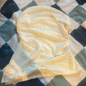 Vit ärmlös topp  - Säljer en vit ärmlös topp, den är i ett nytt skick och har aldrig andvänts. Jag säljer den för att jag råkade köpa två stycken samma. 