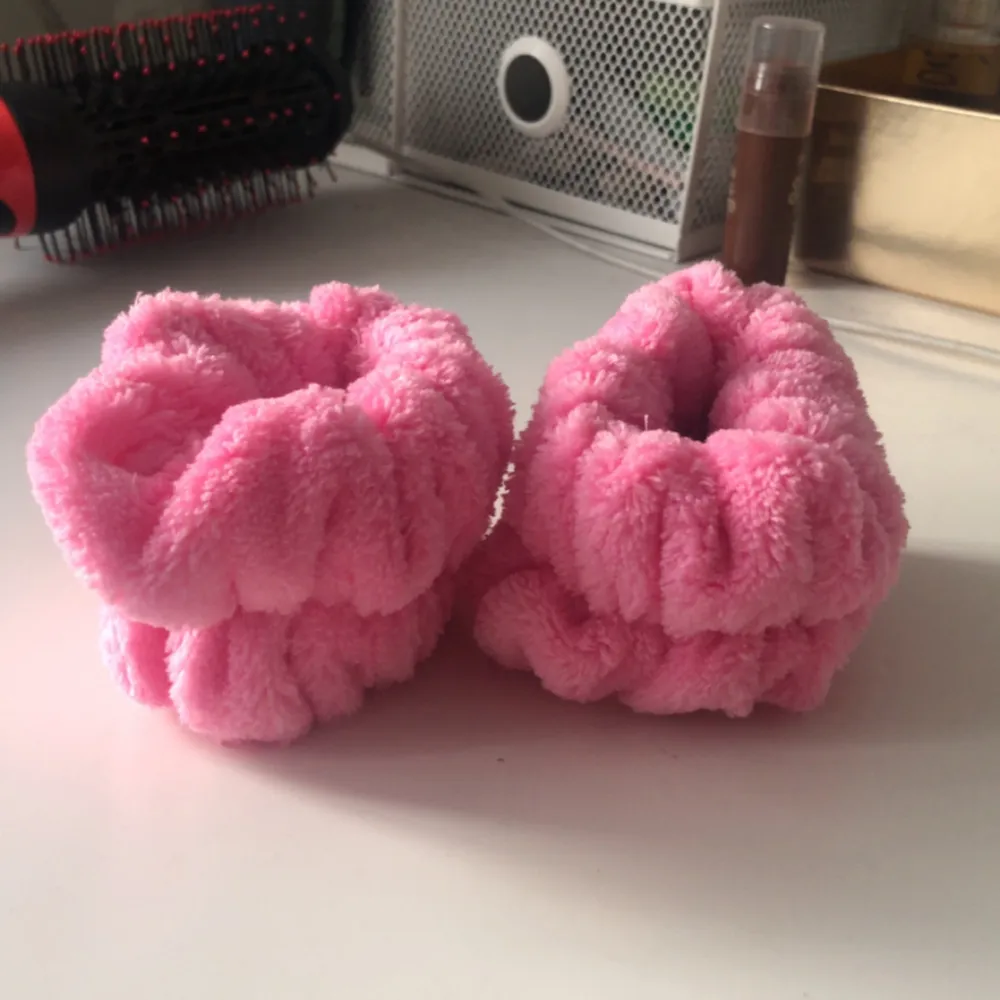 Säljer ett par rosa handledspuffar som man har när man tvättar ansiktet för att vattnet inte ska åka ner längs armarna🩷 använd 2 gånger.. Beauty.