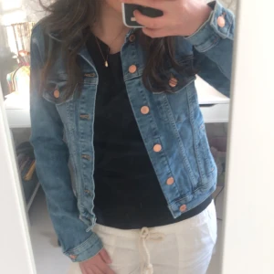 Jeansjacka - Säljer en blå kort jeansjacka från H&M i strl. 34. Aldrig använd, inga defekter!