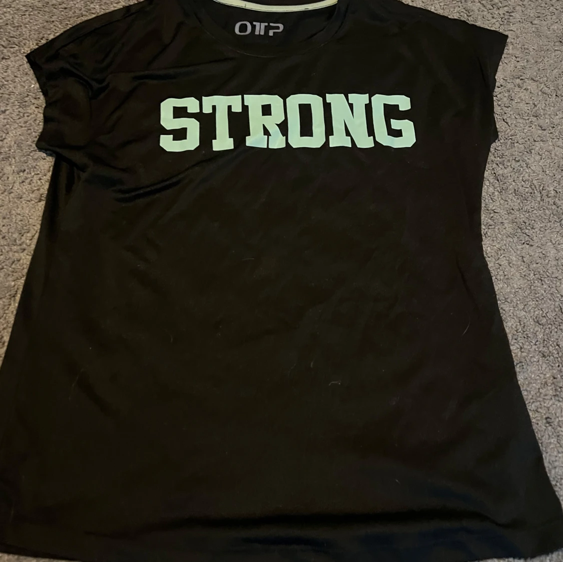 Svart t-shirt med STRONG-tryck från OTP