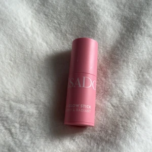 IsaDora Glow Stick Dewy & Radiant 25 Rose Gleam - Glow stick från IsaDora i färgen 25 Rose Gleam. Ger en skimrande, roséguldig finish med dewy effekt. Praktisk stickform i rosa plastförpackning, perfekt för att highlighta kindben, näsrygg eller amorbåge.