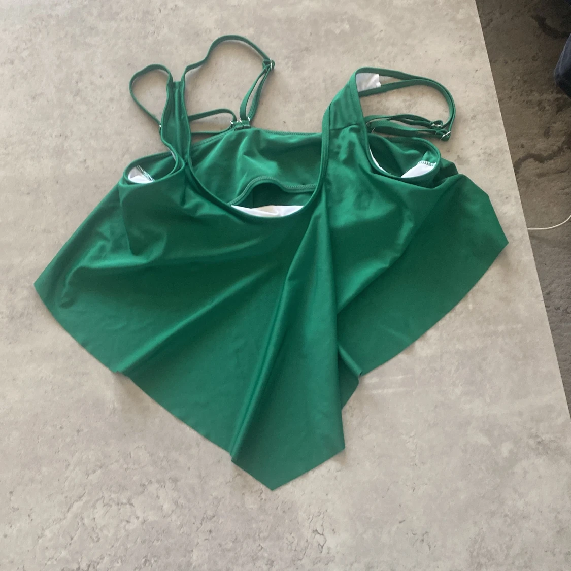 Grön bikini med volangdetaljer