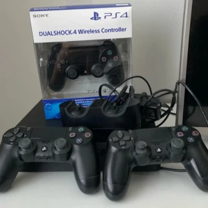 Sony PS4 med DualShock 4 kontroller - Säljer en Sony PS4 med 3 svarta DualShock 4 trådlösa kontroller. En av kontrollerna är i originalförpackning. Perfekt för gamingkvällar med vänner! Kommer också med en snabb ladningsstation som laddar kontrollerna till 100% på 8 minuter🎮GTA 5 Minecraft och spiderman miles morales kommer också med.  Om du har frågor så är det bara att fråga!