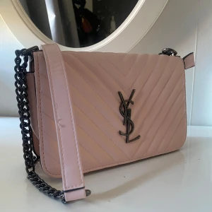 rosa väska - jättefin rosa väska, aldrig använd💕 banden är justerbara, går att ha över axeln eller crossbody exempelvis