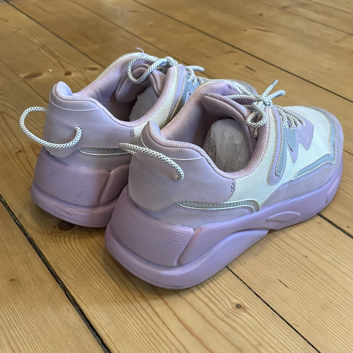 Ljuslila sneakers med snörning - 2