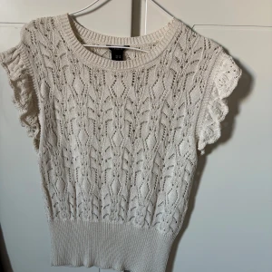 Stickad topp - Säljer denna söta topp från Lindex, använt en gång men inte tecken på användning. Somrig och sval men ändå supersnygg! Pris kan diskuteras💙💙