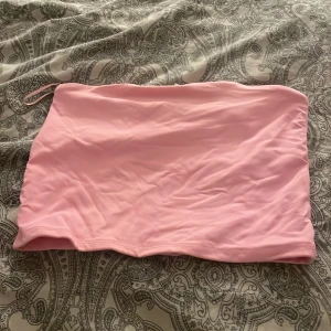 Rosa tubtopp  - Säljer en söt rosa tubtopp. Perfekt för sommardagar eller som ett lager under en jacka. Den är enkel och stilren, vilket gör den lätt att matcha med olika outfits. Hör av dig vid intresse! 🌸