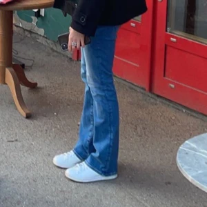 Bootcut jeans american eagle - Säljer ett par blå bootcut jeans från American Eagle. Jeansen är i storlek 36xregular och har normal passform, skulle säga att de är lågmidjade/normalmidjade. Säljs då de inte längre passar mig💗😕
