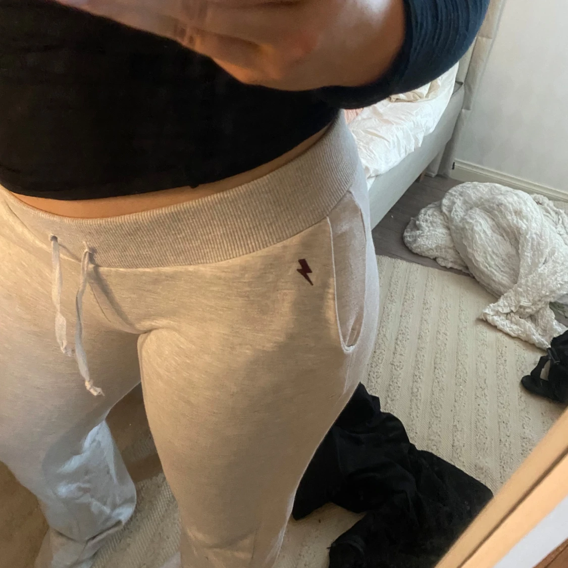 Grå mjukisbyxor med röd stjärna från LADICAIH - 3