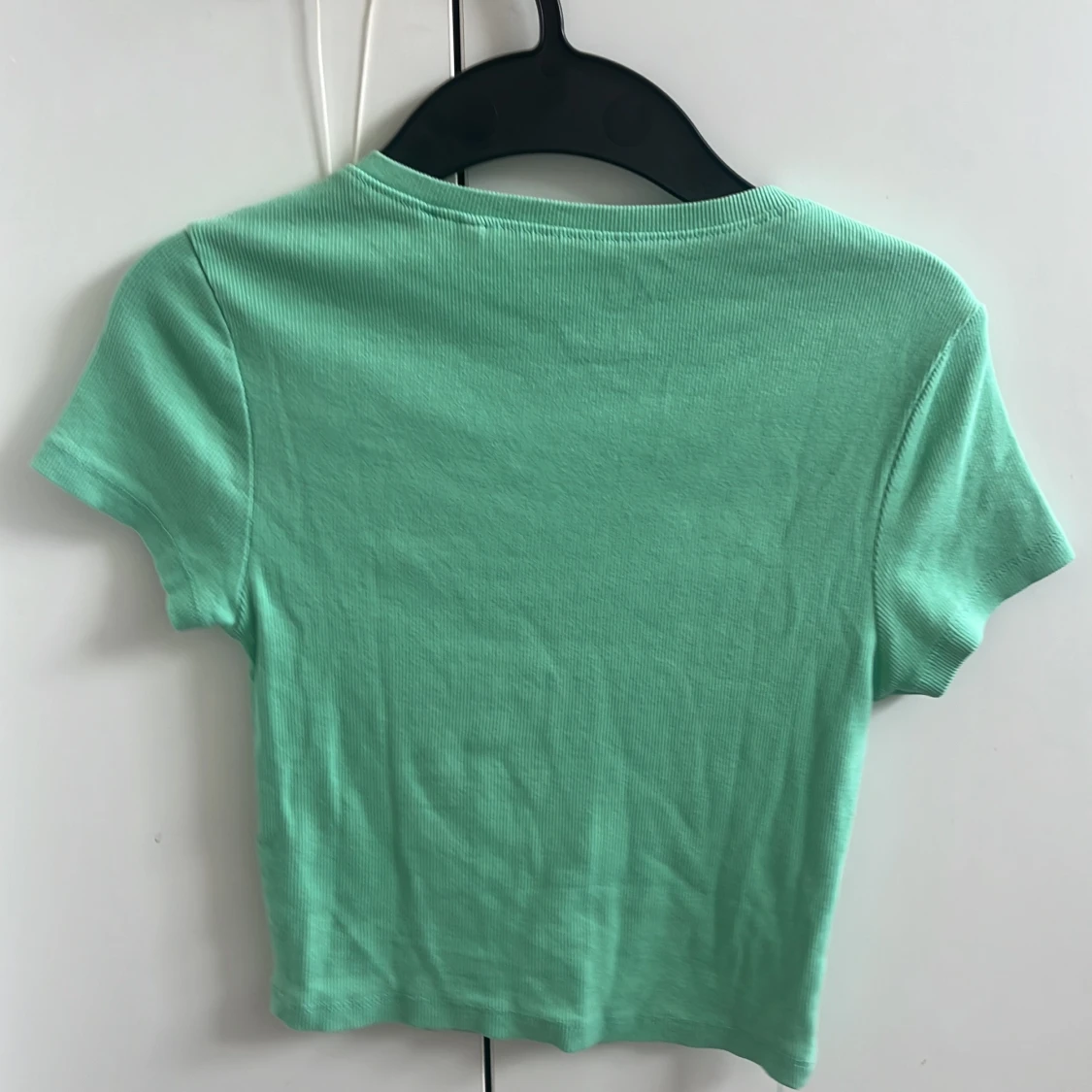 Grön croppad ribbad t-shirt från FSBN Sister - 1