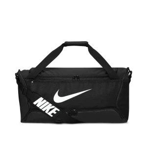 Svart träningsväska från Nike - Säljer en svart träningsväska från Nike med stort vitt logotryck och justerbar axelrem. Använd ett fåtal gånger🩷🫶🏼