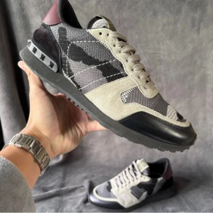 Valentino Rockrunners - Säljer ett par fina valentino rockrunner. Endast skor medföljer därav priset. Fint skick. Hör av dig vid funderingar!! 