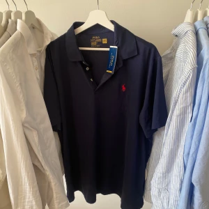 Ny Ralph Lauren tröja - Ny Polo Ralph Lauren pikétröja – mörkblå 💙 🔹 Storlek: XL 🔹 Färg: mörkblå 🔹 Helt ny med tags ✅ 💰 Pris: 550 kr (rek. ca 1000 kr) Klassisk och mångsidig piké som passar både till sport och vardag 🏌️‍♂️ Skön passform och andas bra 📦 Snabb leverans 📸 Fler bilder fås vid förfrågan