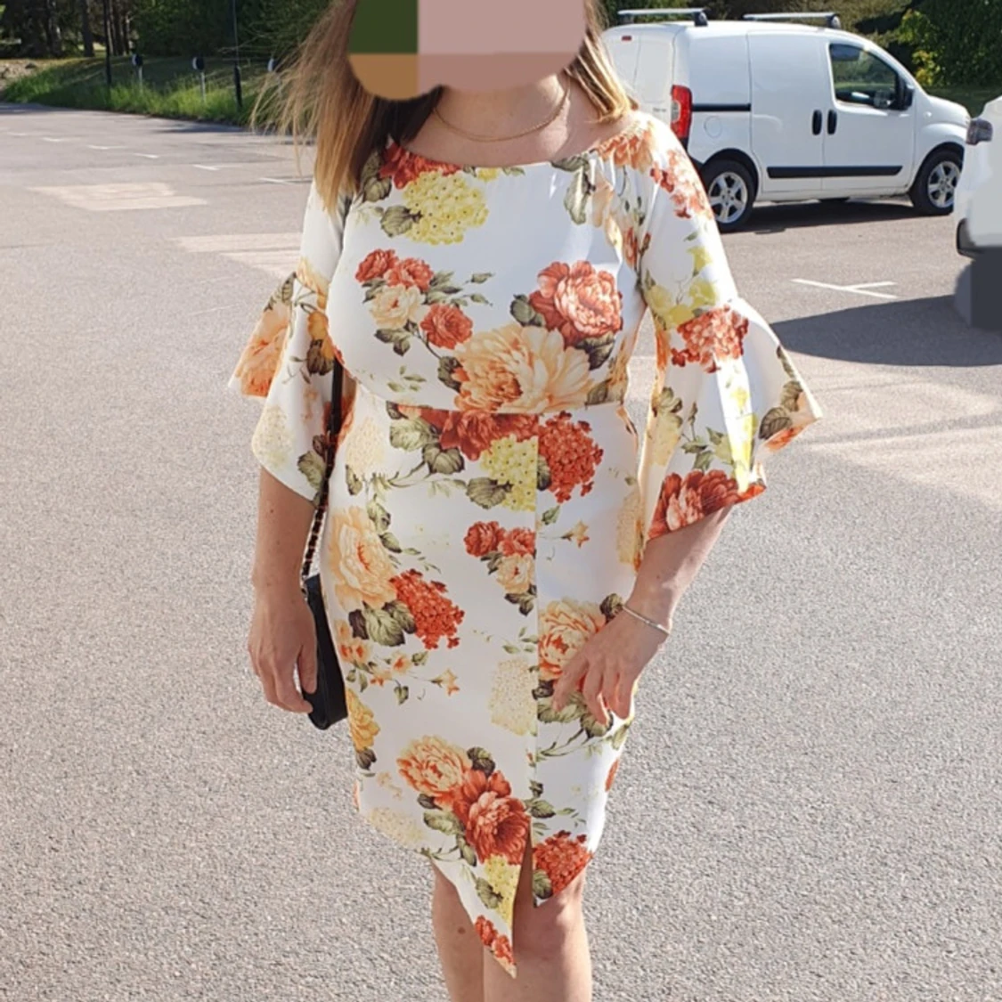 Blommig klänning med volangärmar