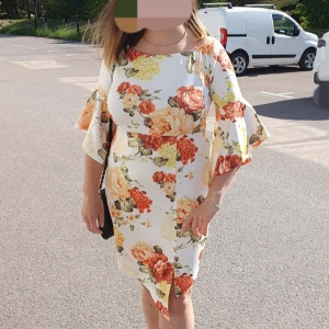 Blommig klänning med volangärmar - Säljer en vacker blommig klänning med volangerna 😇