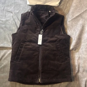 John henric manchesterväst (helt ny) - Mycket fint skick | Size S | ny med tags och påse | säljs inte längre | | Följare får 100 kr rabbat | fraktar spårbart inom 24 timmar med PostNord eller instabox |  