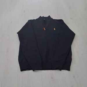Polo ralph lauren hoodie - Säljer en mörkblå polo ralph lauren hoodie med den klassiska loggan.Tröjan är i rätt så bra skick och är väldigt snygg till alla årstider.