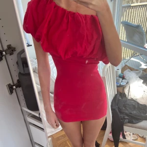 Rosa kortklänning med volang från zara - Så fin kort klänning från zara💕💕 har den i vitt och svart också om nån är intresserad av att köpa nån av de färgerna istället💕