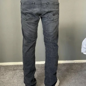 Replay Jeans - Snygga svarta/grå jeans från Replay. Knappt använda och i bra skick! Skriv vid minsta fundering! 🥳