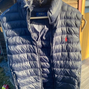 Mörkblå Ralph Lauren Vest - Riktigt fet mörkblå Raffe vest, Passar både small och medium, Priset kan diskuteras 🍾❤️