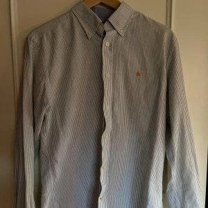 Randig skjorta från Morris - Tjena säljer nu denna skjorta ifrån Morris som är i nytt skick nästan aldrig använd | Skick: 10/10 | Nypris ungefär: 1300kr
